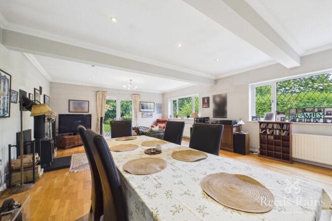 5 bed Bungalow for sale Image 4
