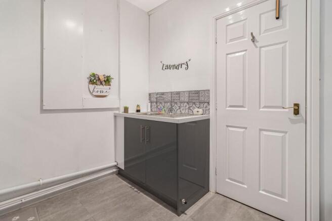 6 bed Detached for sale Image 11