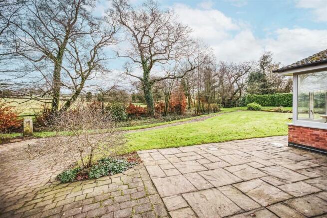 Private Gardens - 0.75 acre