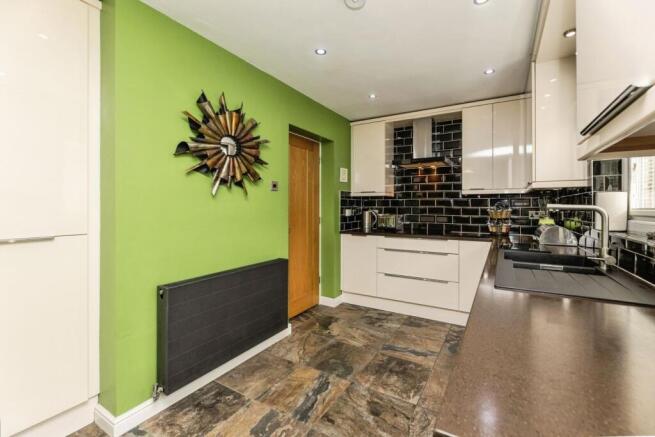 4 bed Detached for sale Image 6