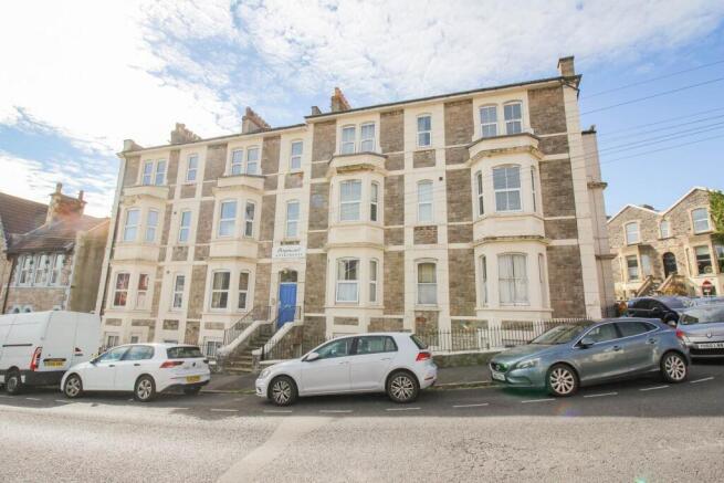 3-bed flat on Centrally Located**Lift & Stair Access**3 Double Bedrooms**En Suite & Walk in Wardrobe**, £189,950