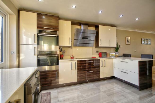 Kitchen 2.jpg