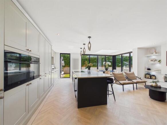 5 bed Detached for sale Image 6