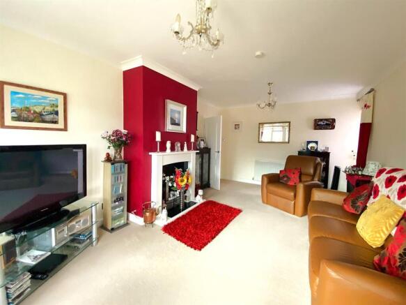 20 Windmill Drive - Lounge1.jpg