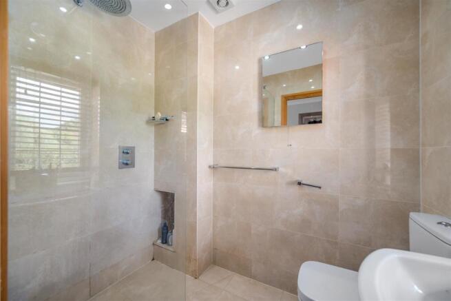11a Ensuite.jpg