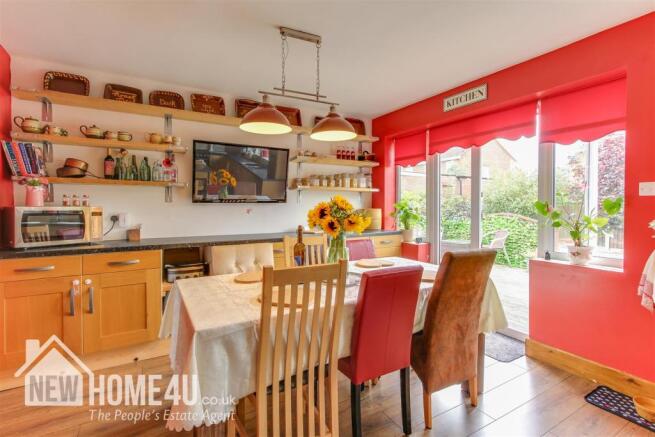 KITCHEN/ DINING: