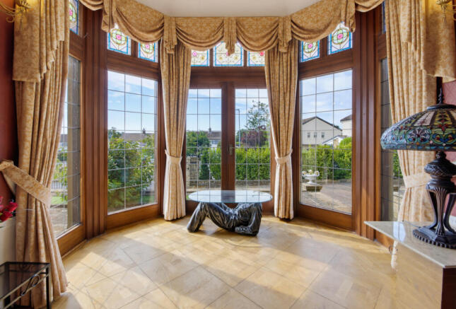 5 bed Detached for sale Image 7