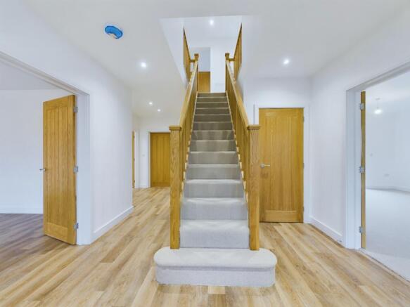 CAM04671G0-PR0012-STILL011