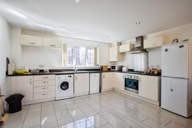 4 bed Detached for sale Image 3