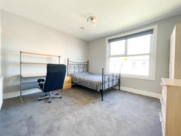 5 bed House to rent Image 6