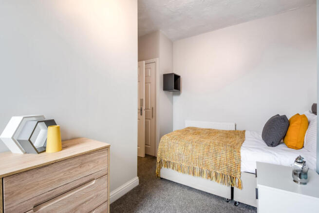 4 bed House to rent Image 4