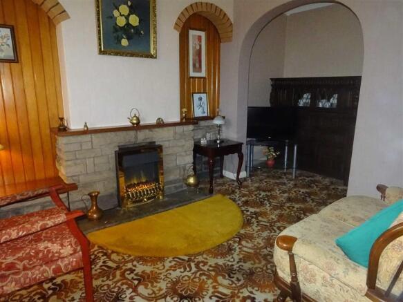 Spacious lounge (front)