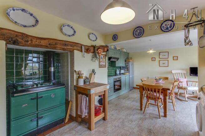 KITCHEN / DINING ROOM:
