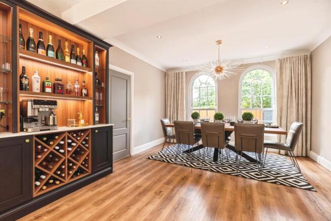 5 bed Detached for sale Image 4