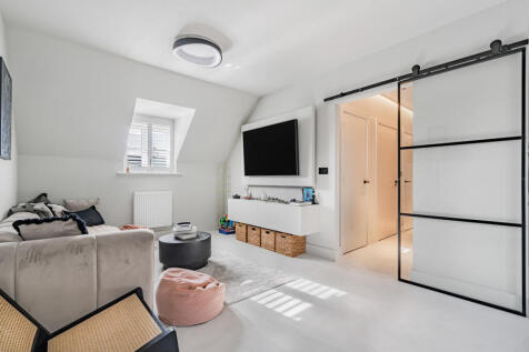 De Burgh Gardens, Tadworth, KT20