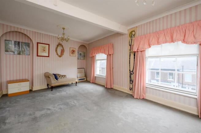 4 bed Town House for sale Image 5