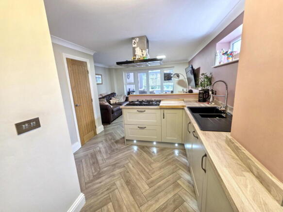 3 bed Semi-Detached for sale Image 6