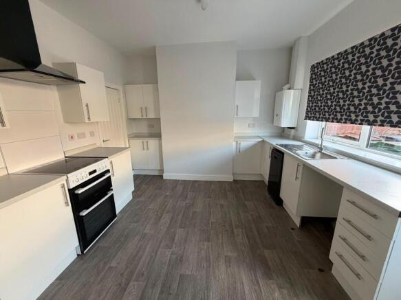 2 bed Terraced to rent Image 6