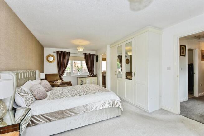 4 bed Detached for sale Image 11