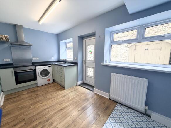 2 bed Terraced to rent Image 4