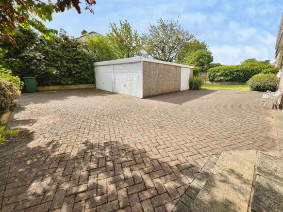 5 bed Detached for sale Image 4
