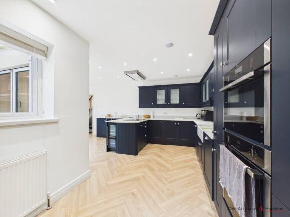5 bed Detached for sale Image 4
