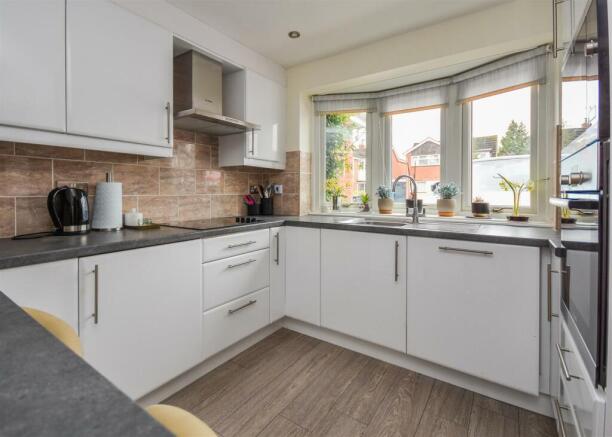 10 Ashley Gardens - Kitchen.jpg