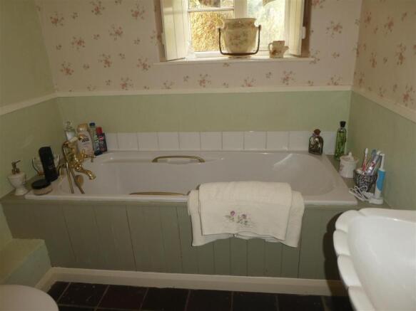 GROUND FLOOR BATHROOM
