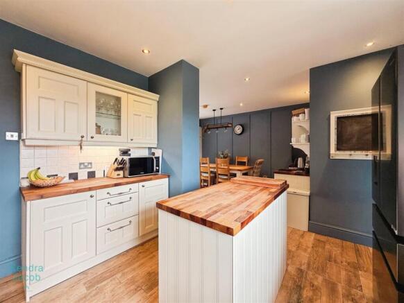4 bed Detached for sale Image 10