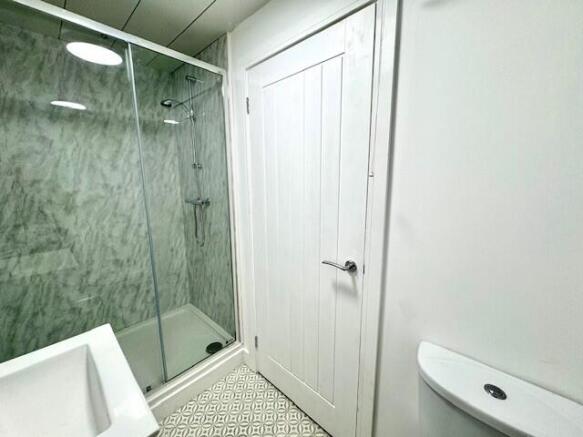 3 bed Apartment to rent Image 6