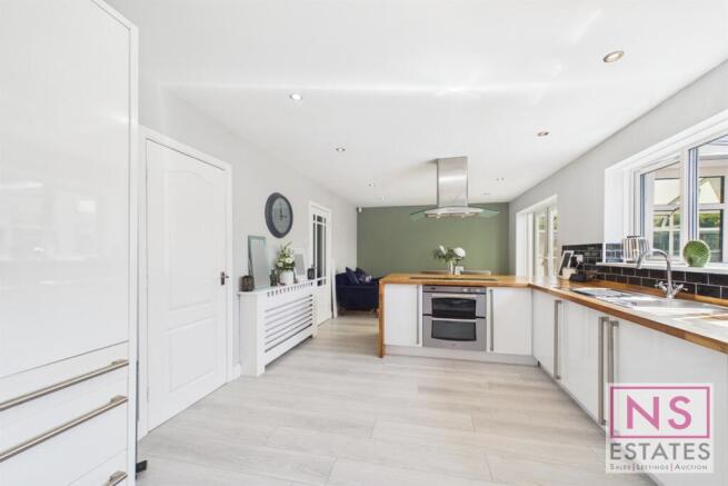 4 bed Detached for sale Image 11