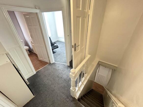4 bed House to rent Image 12