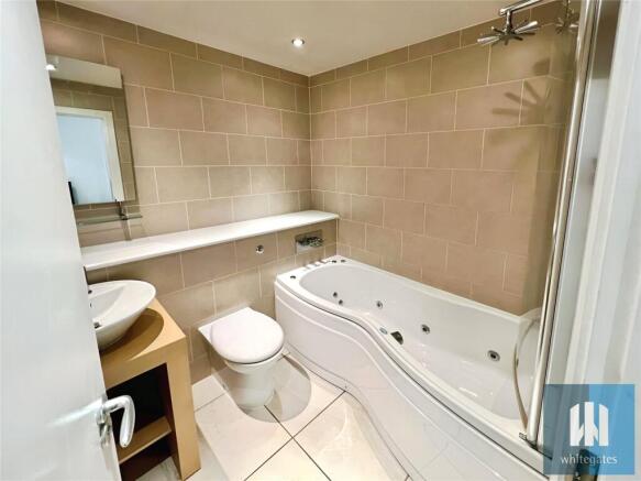 2 bed Penthouse to rent Image 6