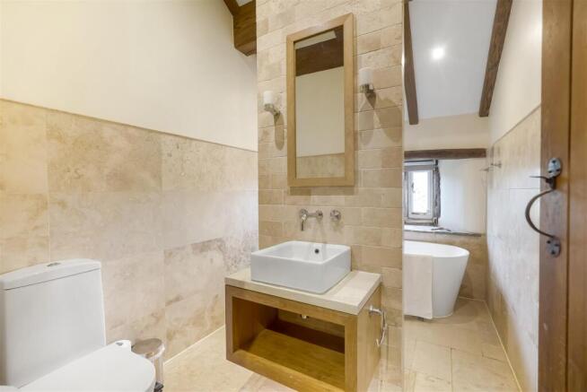 5 bed Detached for sale Image 12