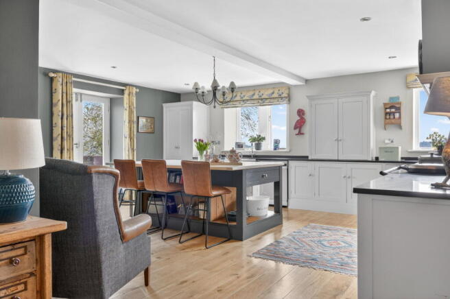 5 bed Detached for sale Image 7