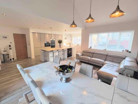 5 bed Detached for sale Image 12