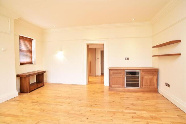 3 bed Flat to rent Image 6