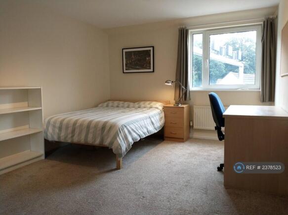 Bedroom 1 (17' x 11')