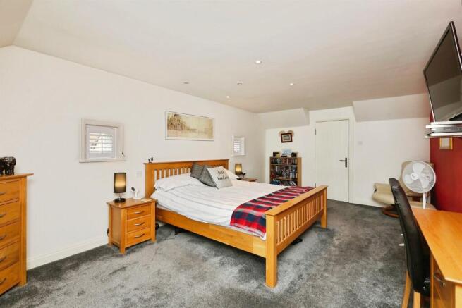 9 bed Detached for sale Image 11