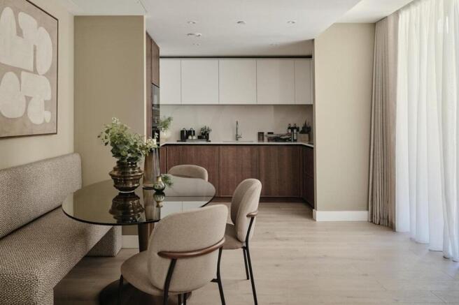 Flow effortlessly between kitchen & dining spaces