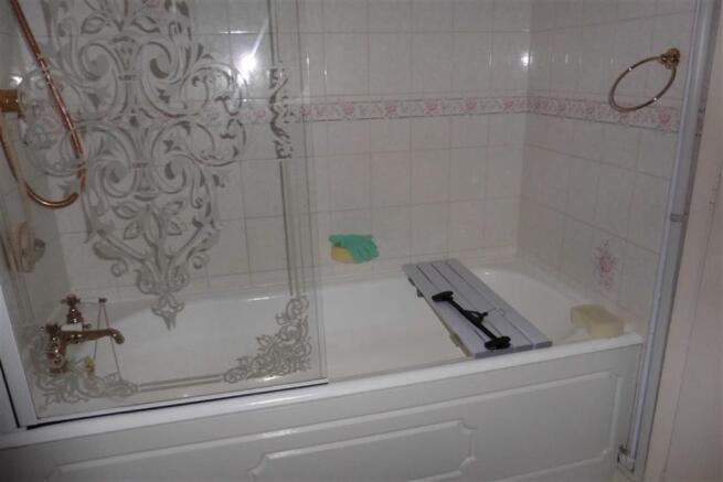 Modern bathroom (side)