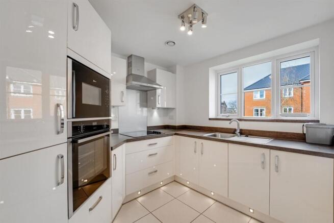 01-550085848-AP-MCS-28 Edward Place-13-medium.jpg