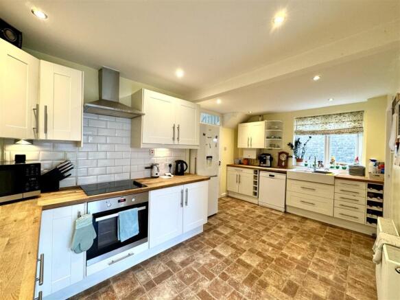 KITCHEN/BREAKFAST ROOM