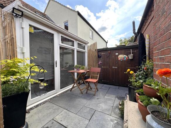 Low-Maintenance Courtyard 874