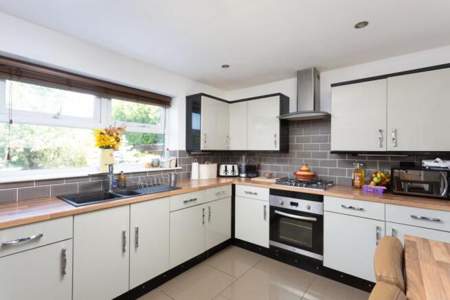 4 bed Detached for sale Image 5
