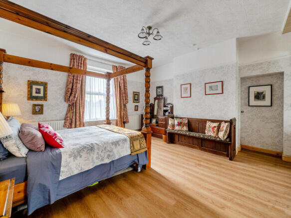 4 bed Semi-Detached for sale Image 5