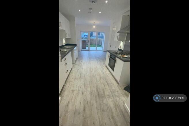 3 bed Semi-Detached to rent Image 8