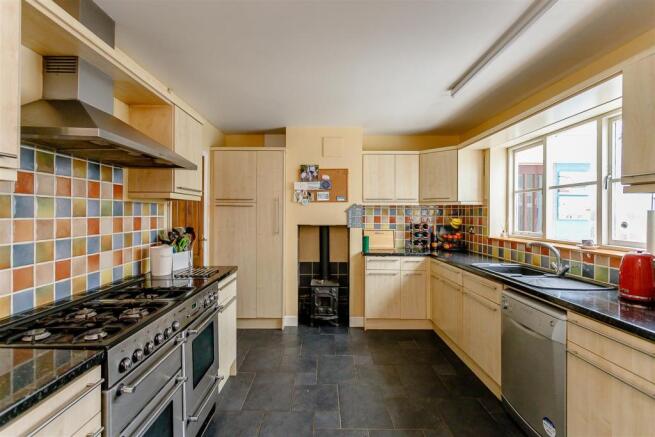 8377151-interior27.jpg