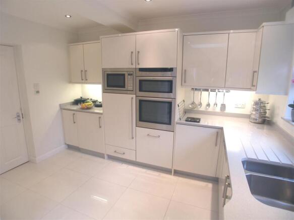 Stylish Fitted Kitchen