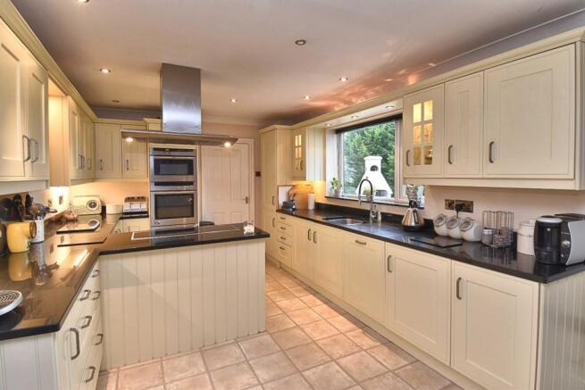 KITCHEN/BREAKFAST ROOM